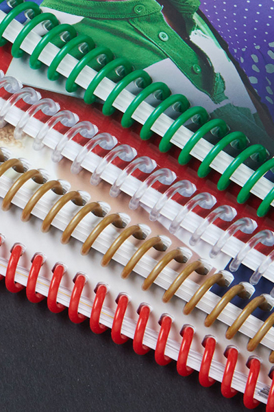 What is the difference between plastic comb binding and spiral binding?